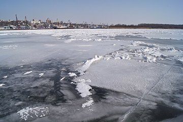 Река зимой, покрытая льдом и обломками льдин